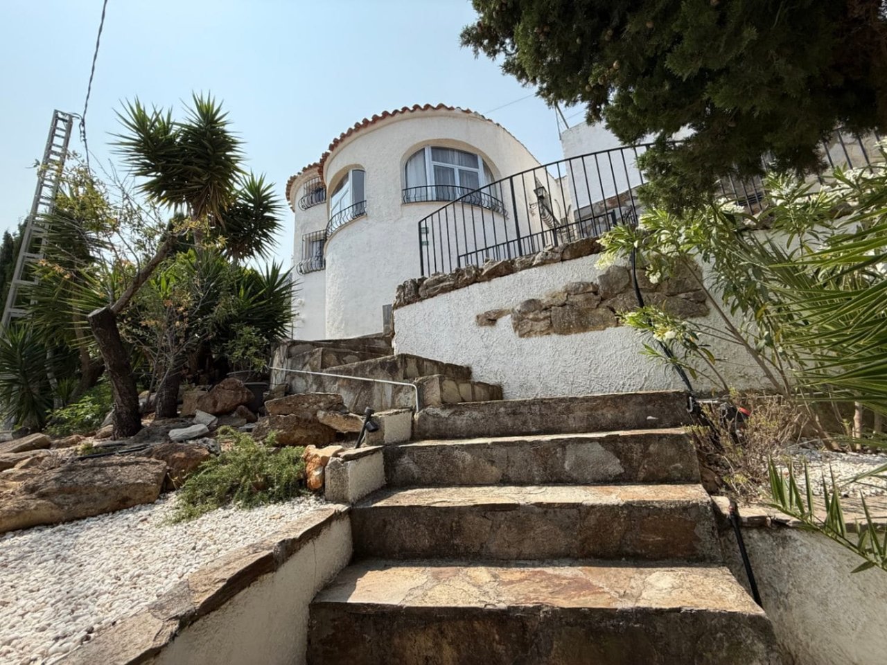 Charmante villa dans la zone du Montgó avec vue panoramique sur la mer, le château et la ville de Dénia.
