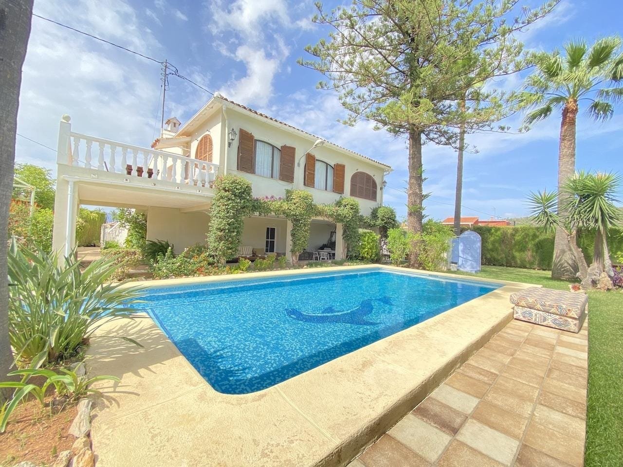 Spacious villa on a large sunny plot for sale in Pedreguer, Costa Blanca.