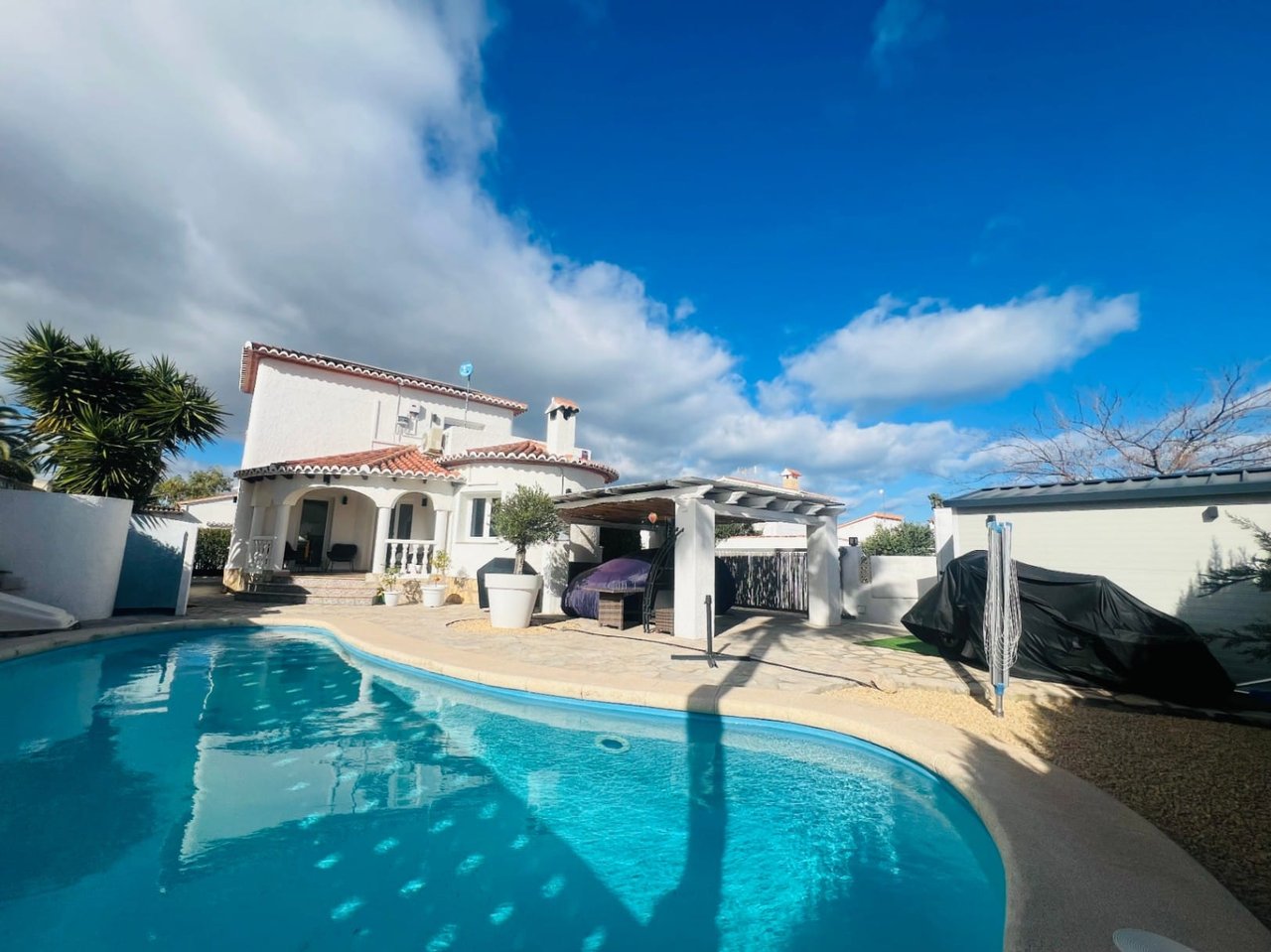 Prachtige villa in topconditie op korte afstand van de zandstranden en de zee te koop in Denia, Els Poblets, Costa Blanca
