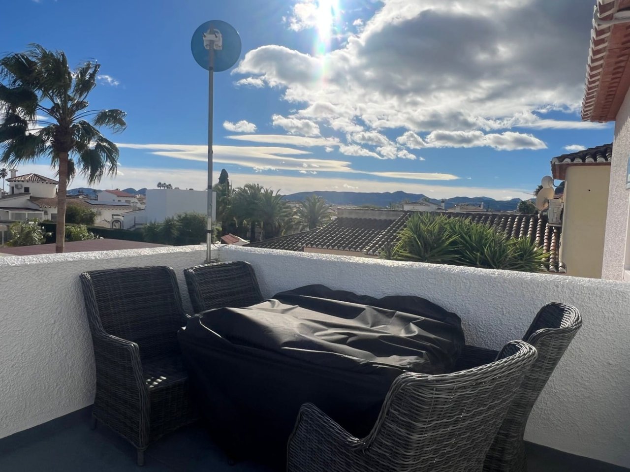 Prachtige villa in topconditie op korte afstand van de zandstranden en de zee te koop in Denia, Els Poblets, Costa Blanca