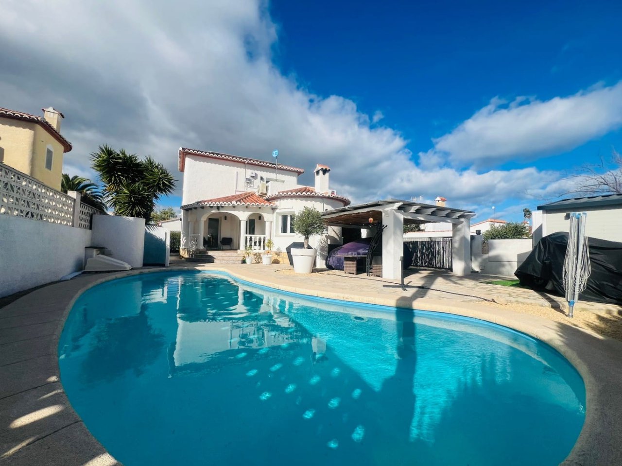 Prachtige villa in topconditie op korte afstand van de zandstranden en de zee te koop in Denia, Els Poblets, Costa Blanca