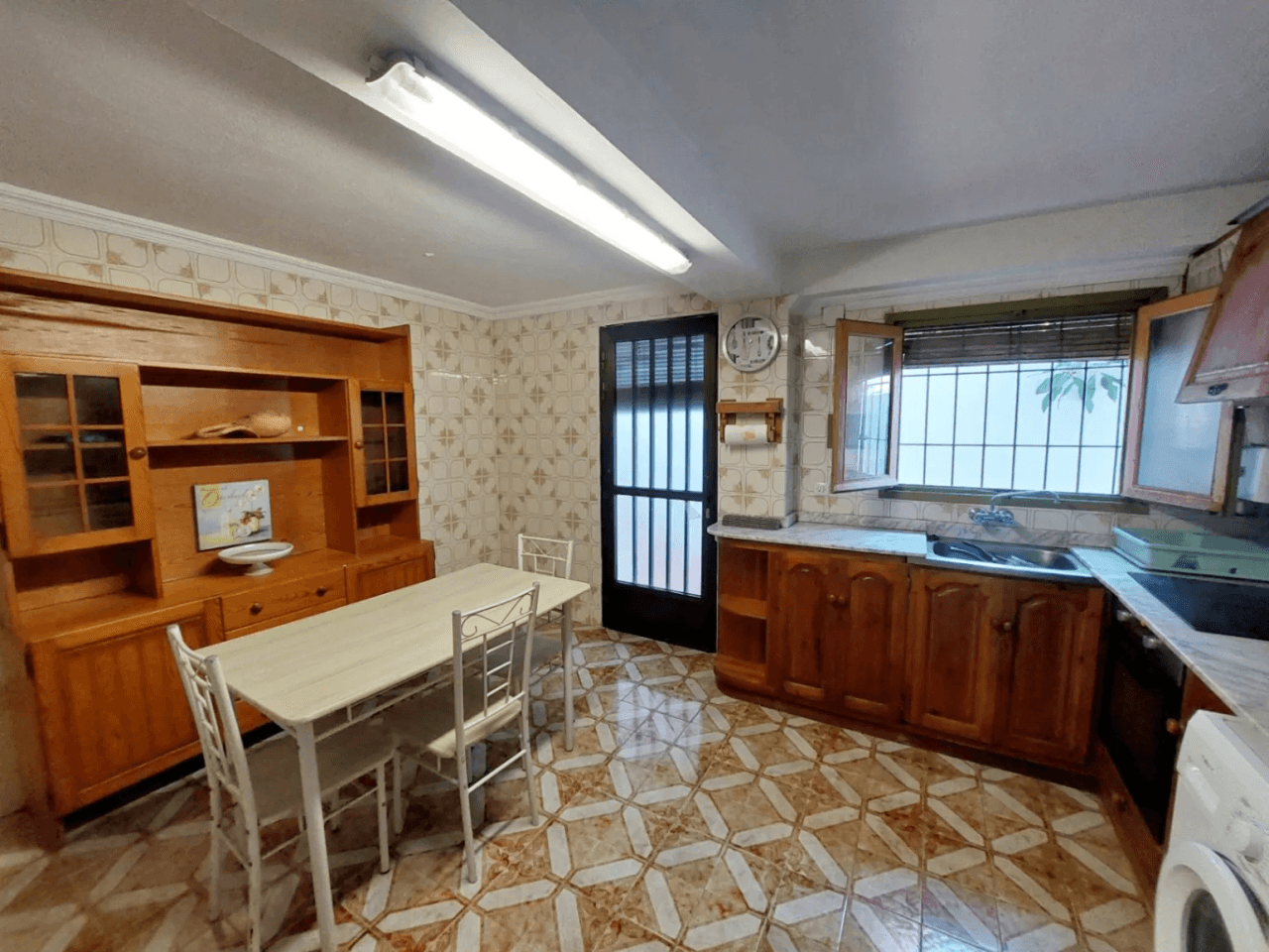 Priviligierte locatie in Las Rotas, renovatieproject 4-slaapkamer appartement