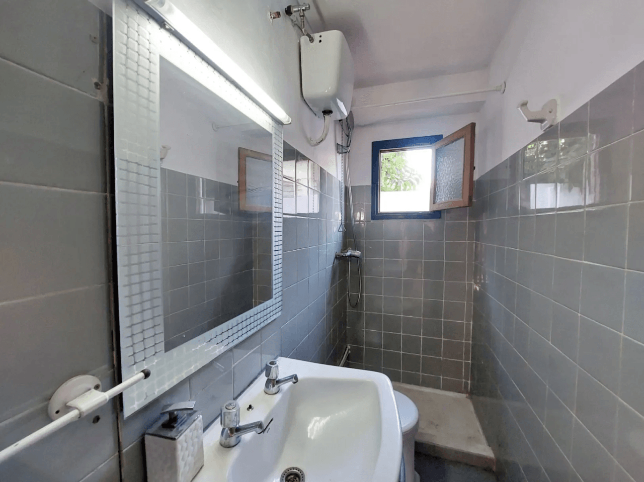 Priviligierte locatie in Las Rotas, renovatieproject 4-slaapkamer appartement