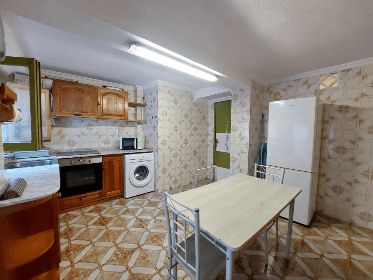 Priviligierte locatie in Las Rotas, renovatieproject 4-slaapkamer appartement