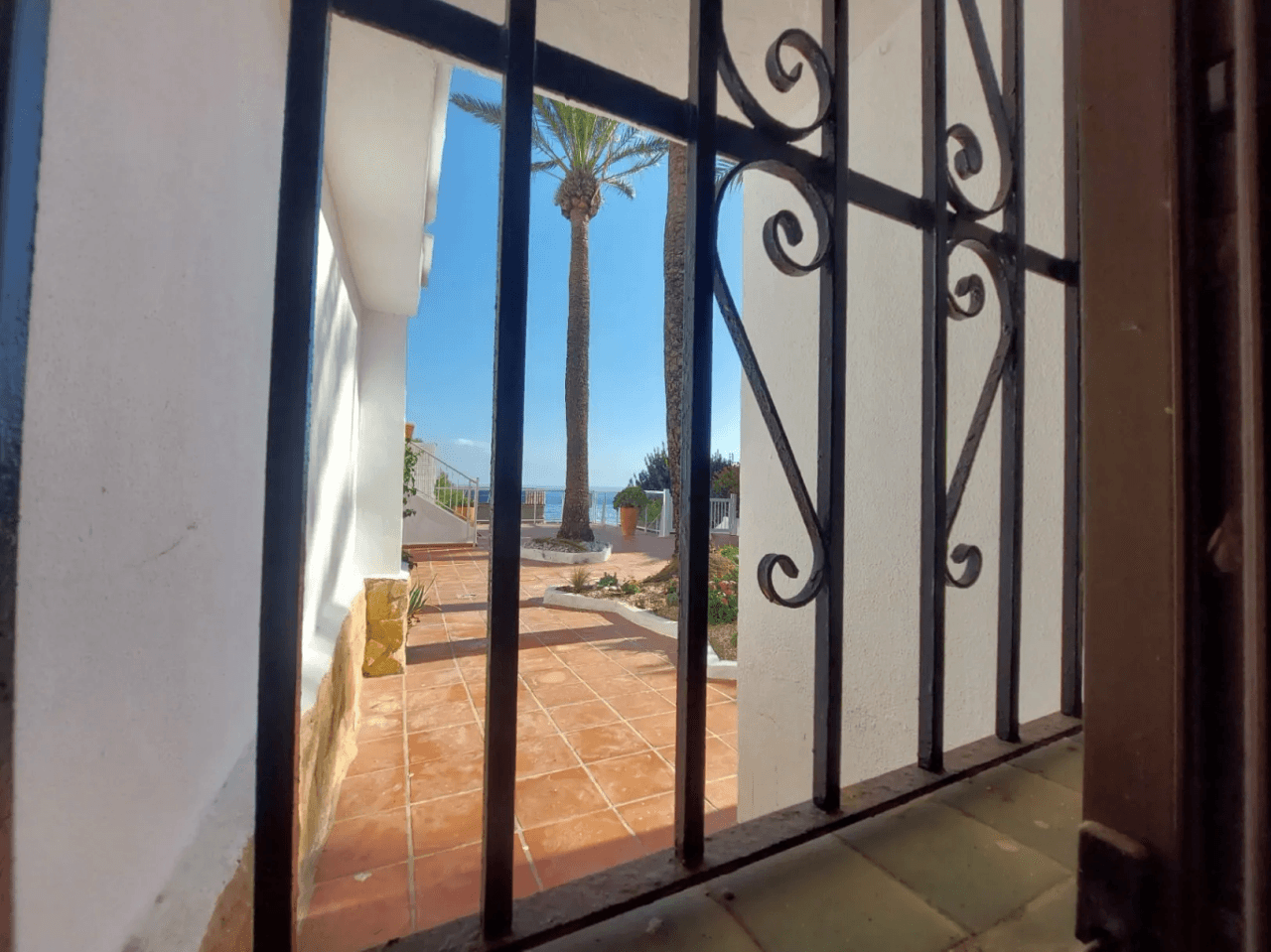 Priviligierte locatie in Las Rotas, renovatieproject 4-slaapkamer appartement