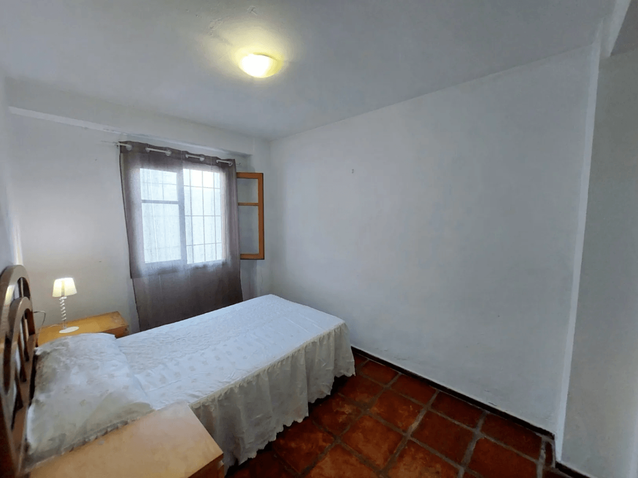 Priviligierte locatie in Las Rotas, renovatieproject 4-slaapkamer appartement