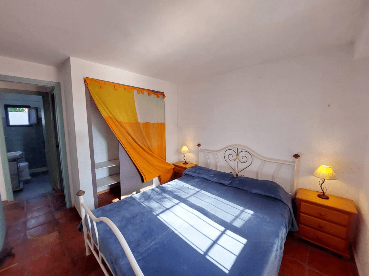Priviligierte locatie in Las Rotas, renovatieproject 4-slaapkamer appartement