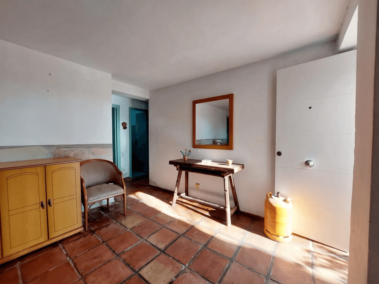 Priviligierte locatie in Las Rotas, renovatieproject 4-slaapkamer appartement