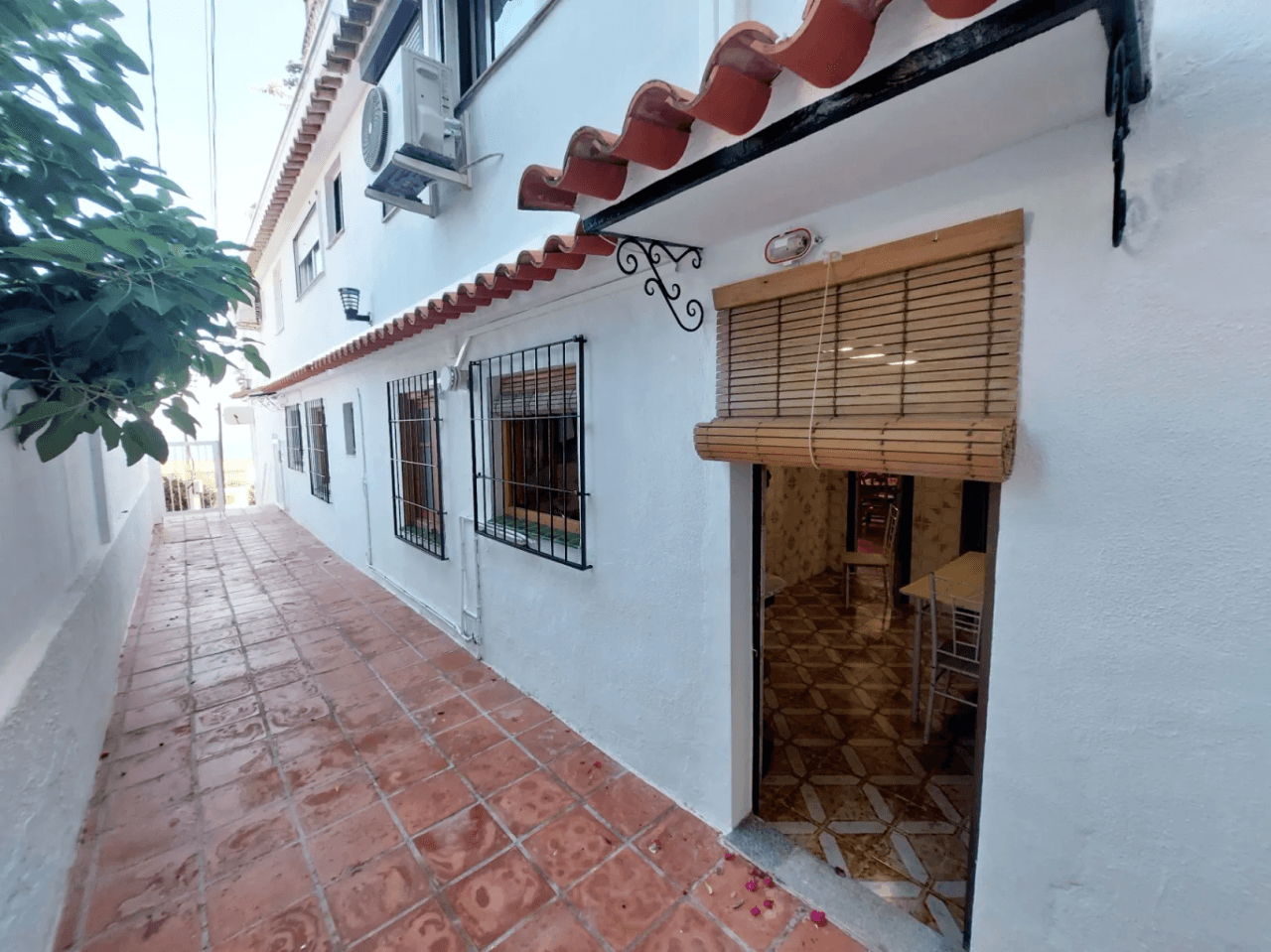 Priviligierte locatie in Las Rotas, renovatieproject 4-slaapkamer appartement