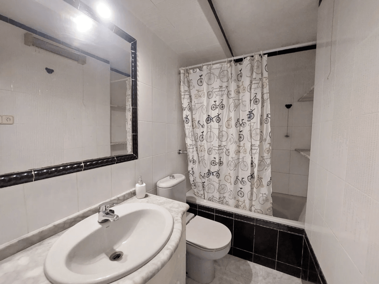 Priviligierte locatie in Las Rotas, renovatieproject 4-slaapkamer appartement