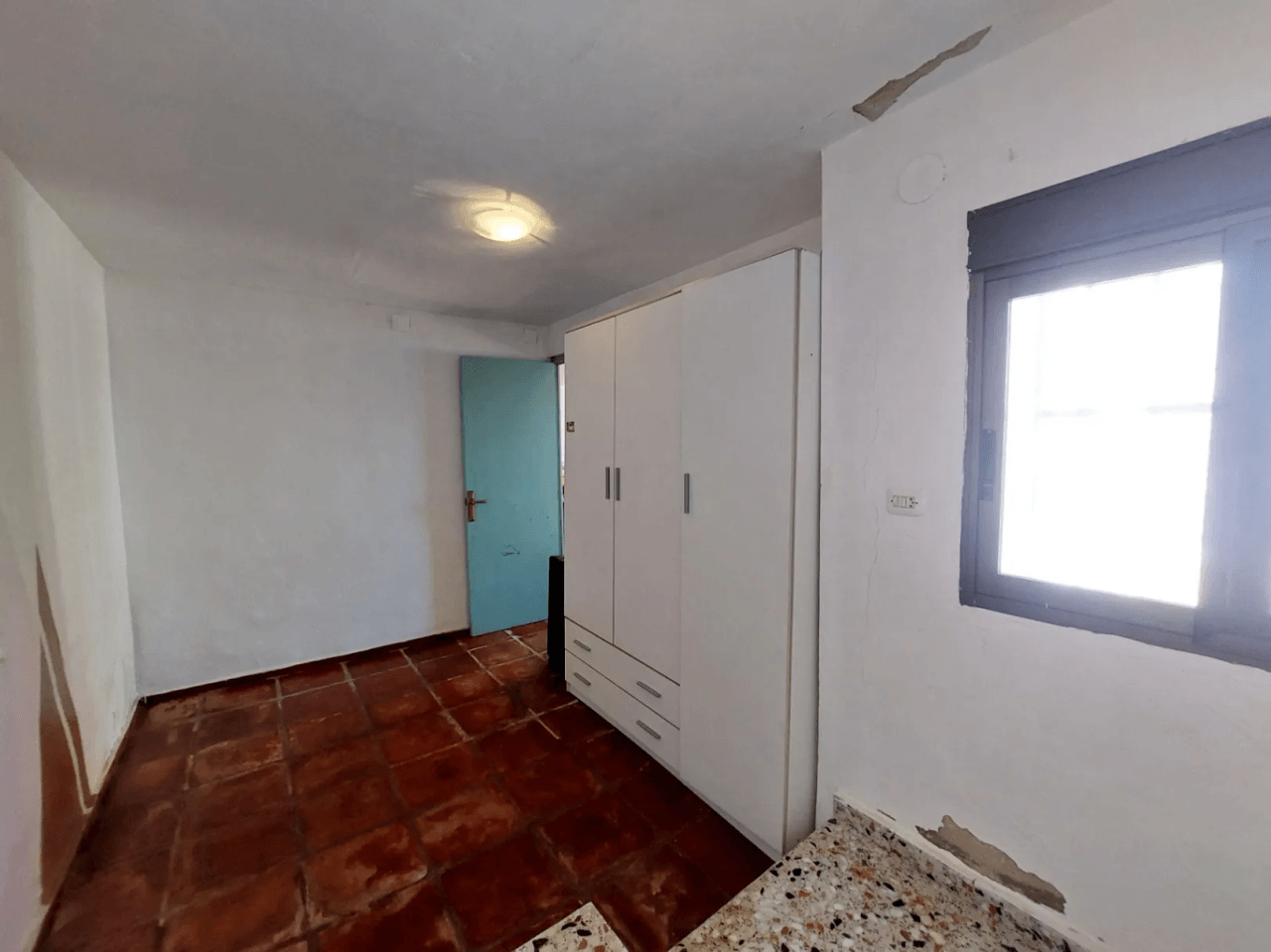 Priviligierte locatie in Las Rotas, renovatieproject 4-slaapkamer appartement
