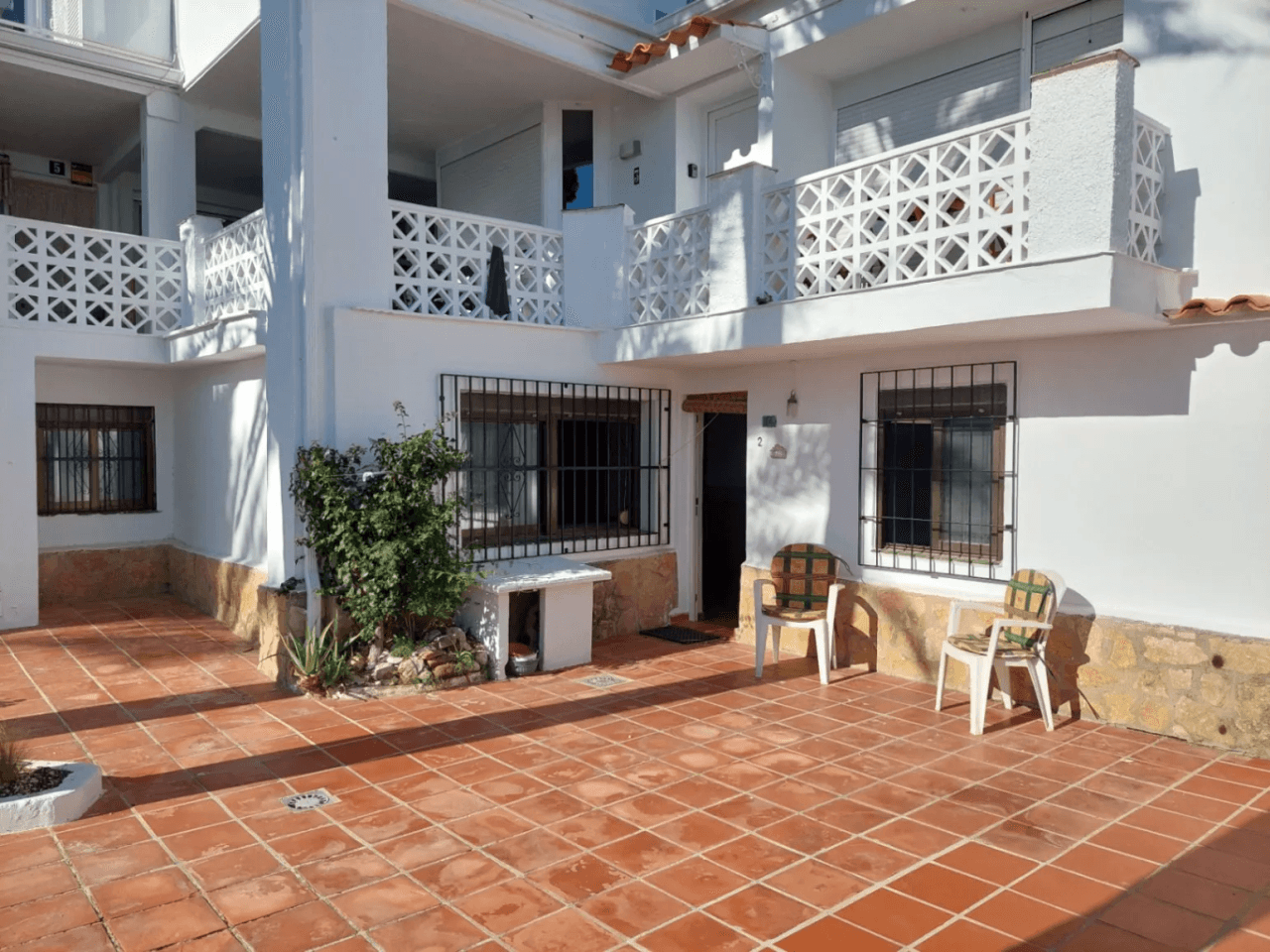 Priviligierte locatie in Las Rotas, renovatieproject 4-slaapkamer appartement