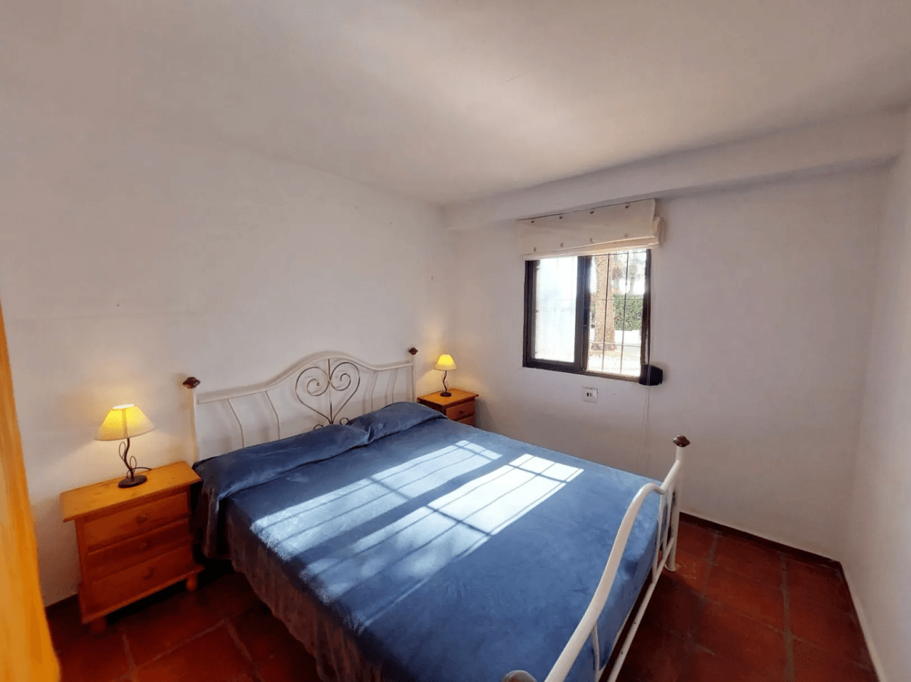 Priviligierte locatie in Las Rotas, renovatieproject 4-slaapkamer appartement