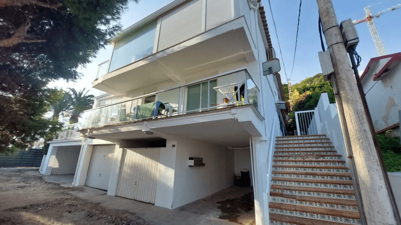 Priviligierte locatie in Las Rotas, renovatieproject 4-slaapkamer appartement