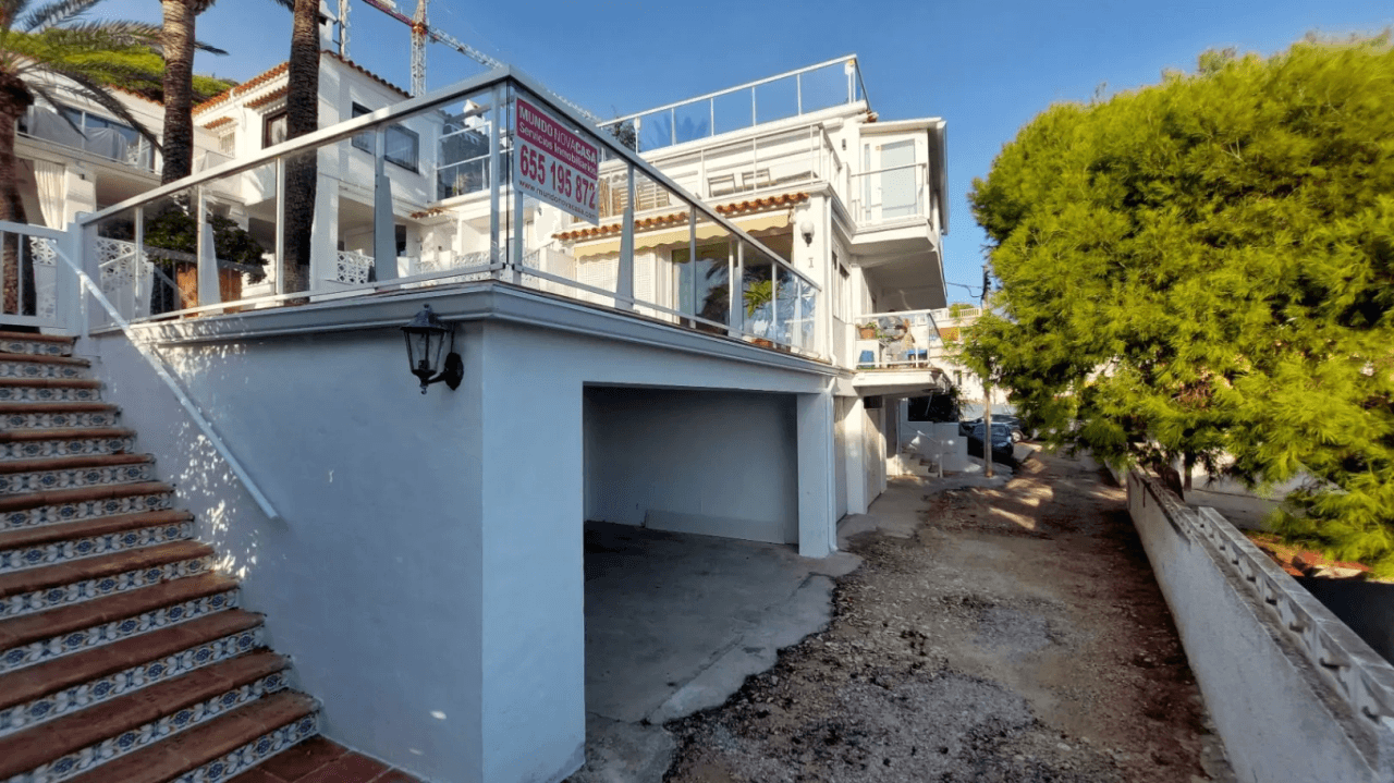 Priviligierte locatie in Las Rotas, renovatieproject 4-slaapkamer appartement