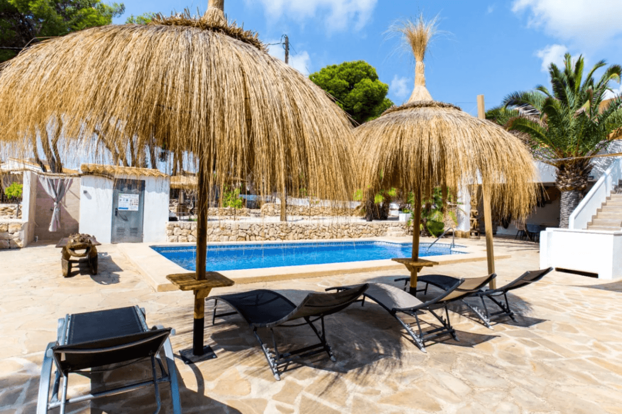 Interessante villa op groot grondstuk te koop in Benissa kust