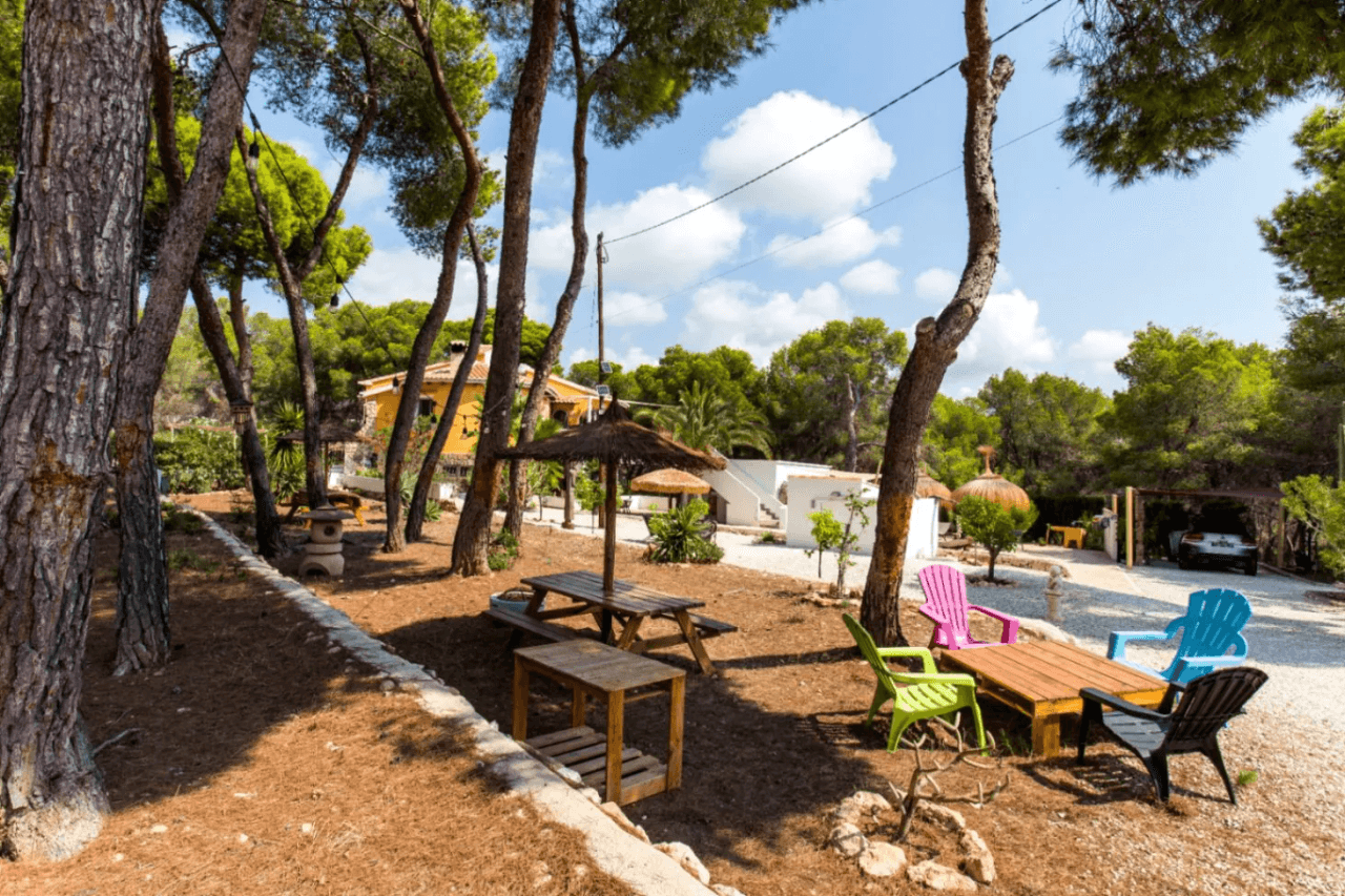 Interessante villa op groot grondstuk te koop in Benissa kust