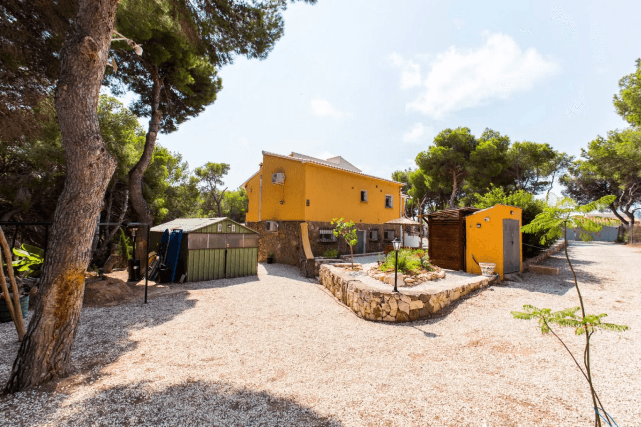 Interessante villa op groot grondstuk te koop in Benissa kust