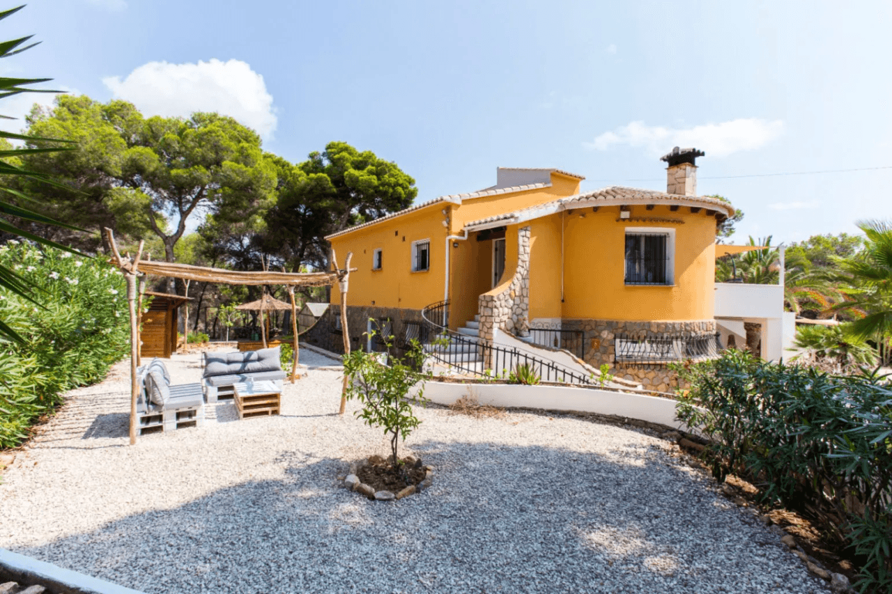Interessante villa op groot grondstuk te koop in Benissa kust