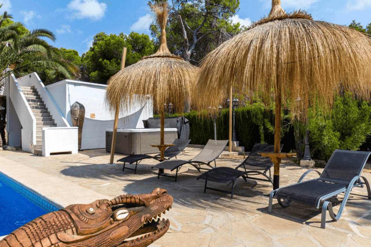 Interessante villa op groot grondstuk te koop in Benissa kust