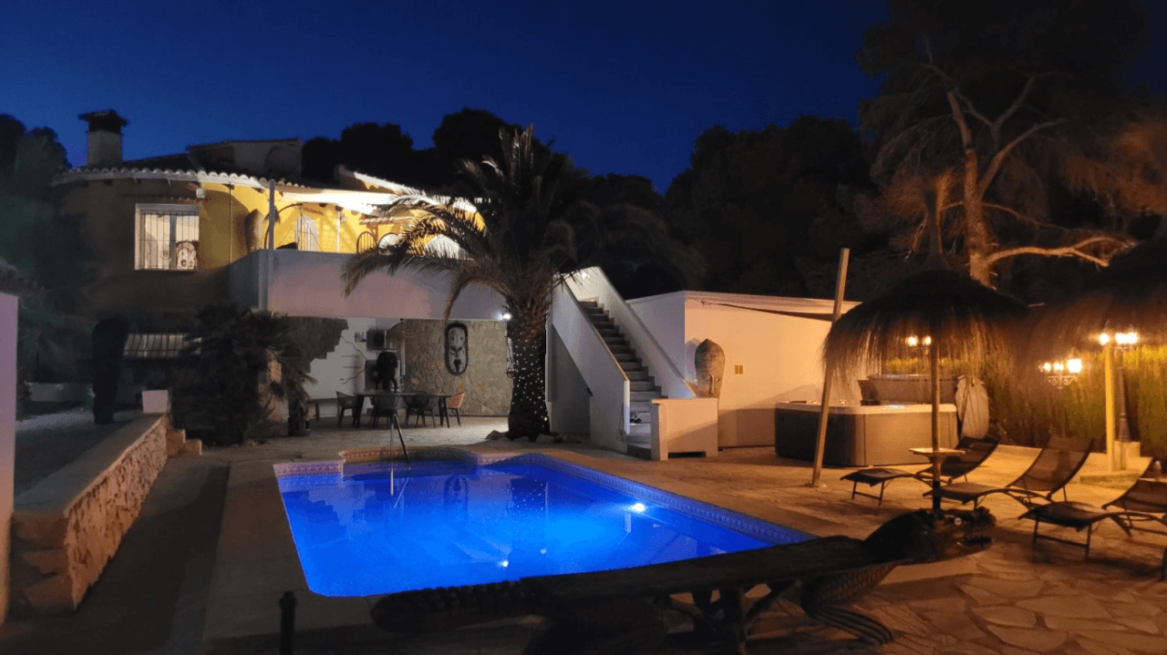 Interessante villa op groot grondstuk te koop in Benissa kust