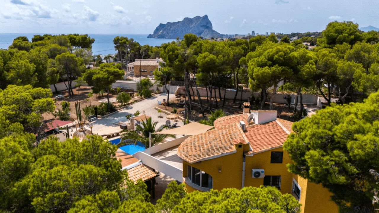 Interessante villa op groot grondstuk te koop in Benissa kust
