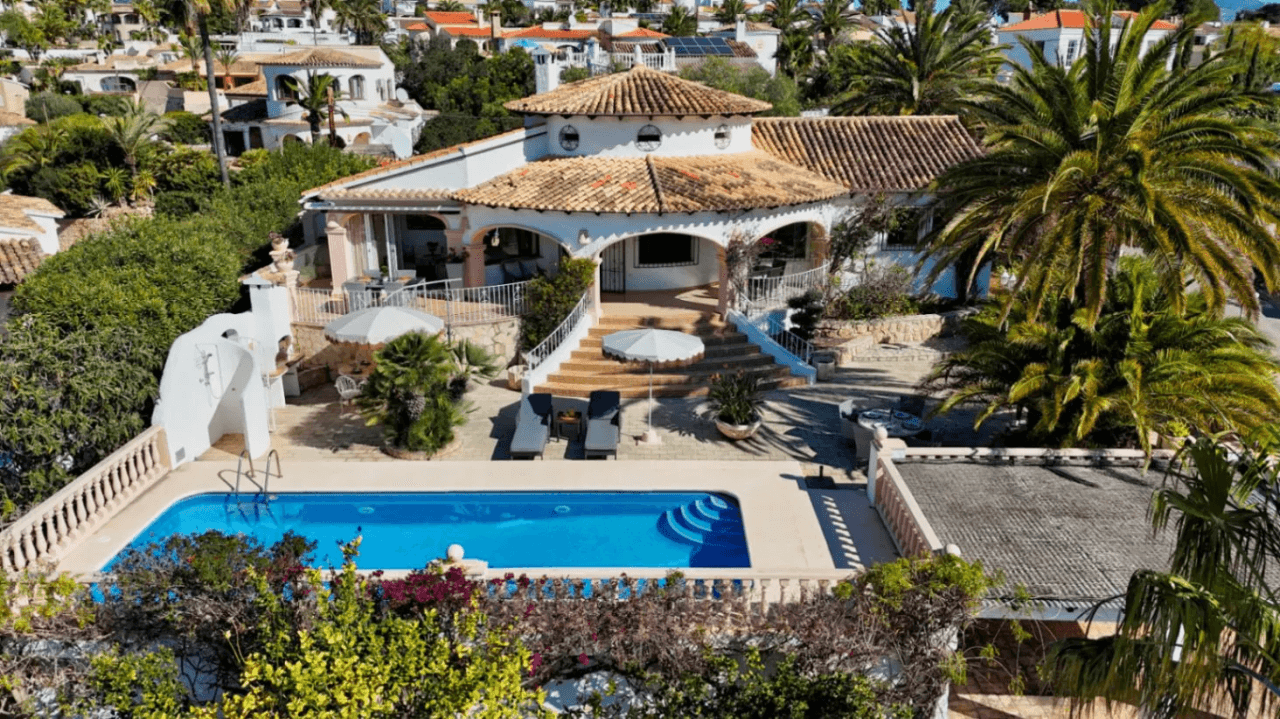 Villa tradicional con vistas al mar en venta en Benissa