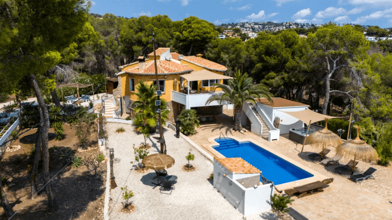 Interessante Villa auf großem Grundstück in Benissa Küste zum Verkauf