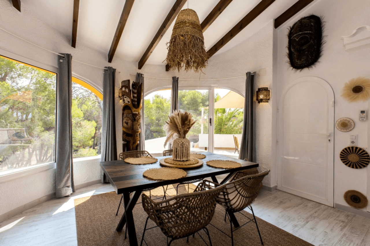 Interessante villa op groot grondstuk te koop in Benissa kust