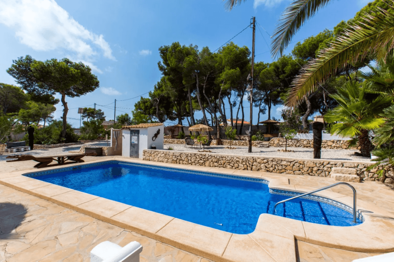 Interessante villa op groot grondstuk te koop in Benissa kust