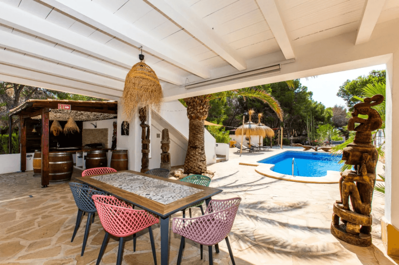 Interessante villa op groot grondstuk te koop in Benissa kust