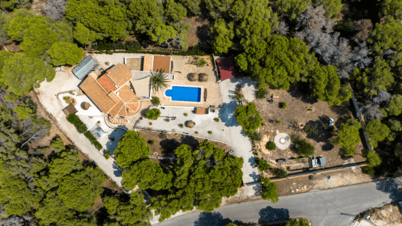 Interessante villa op groot grondstuk te koop in Benissa kust
