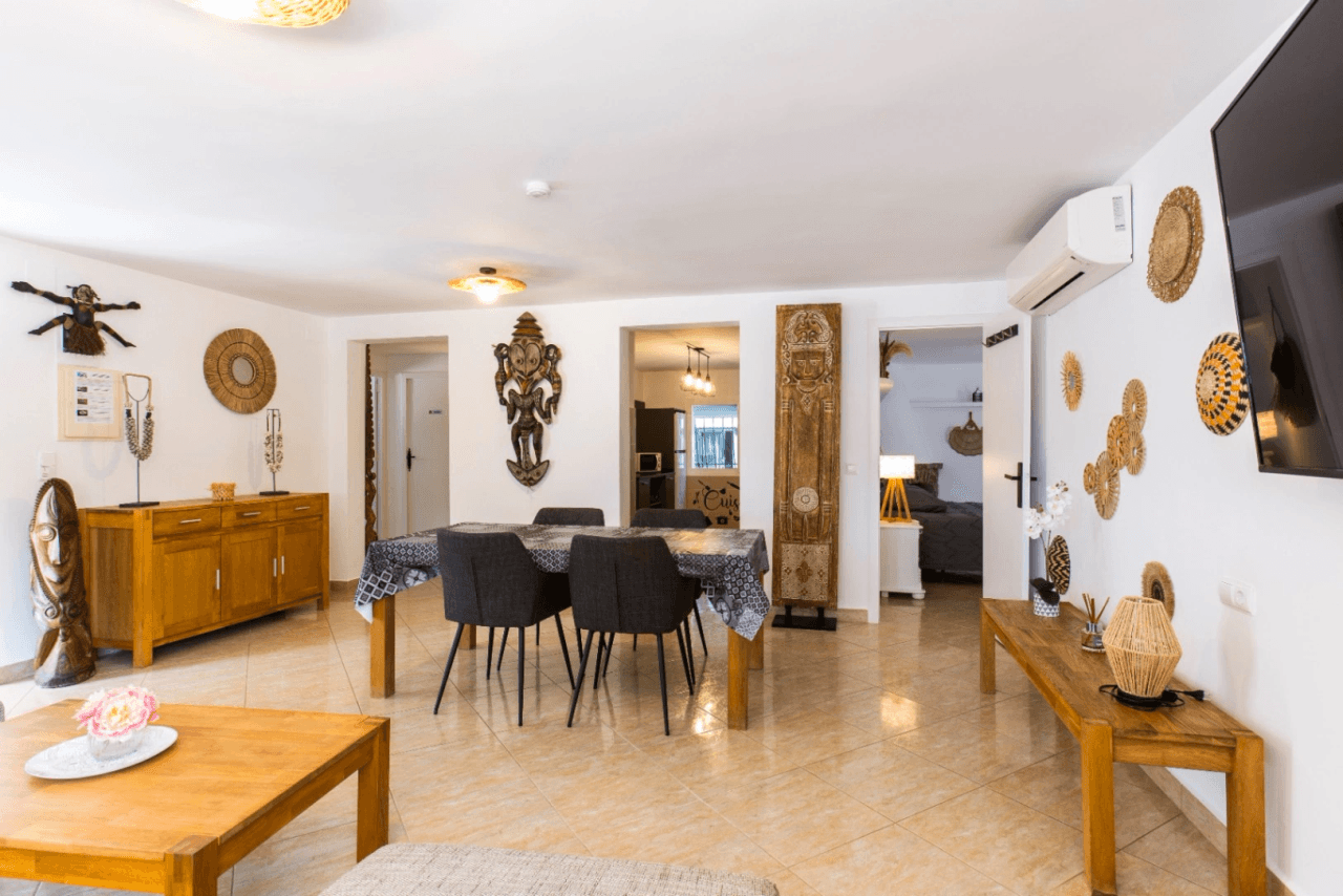 Interessante villa op groot grondstuk te koop in Benissa kust