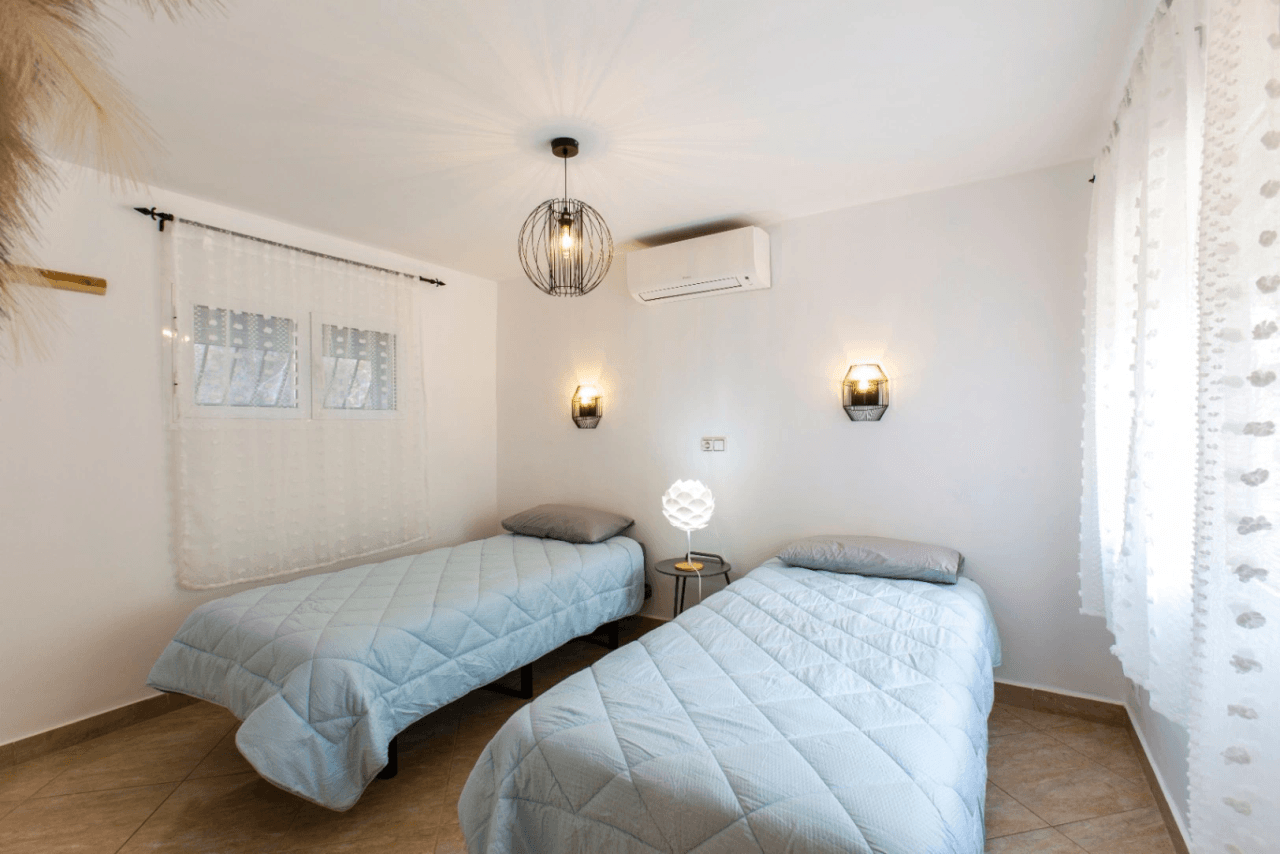 Interessante villa op groot grondstuk te koop in Benissa kust