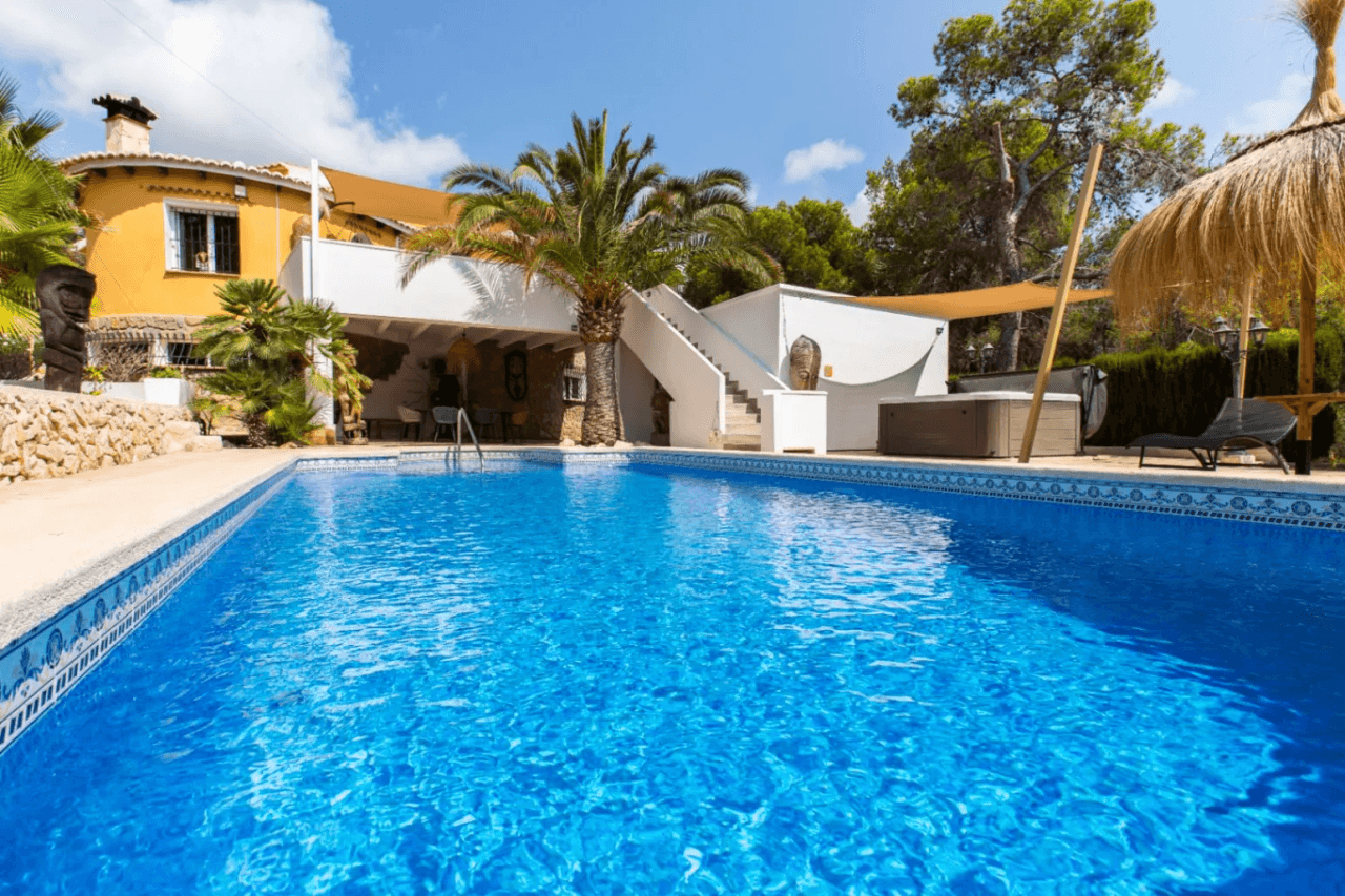Interessante villa op groot grondstuk te koop in Benissa kust