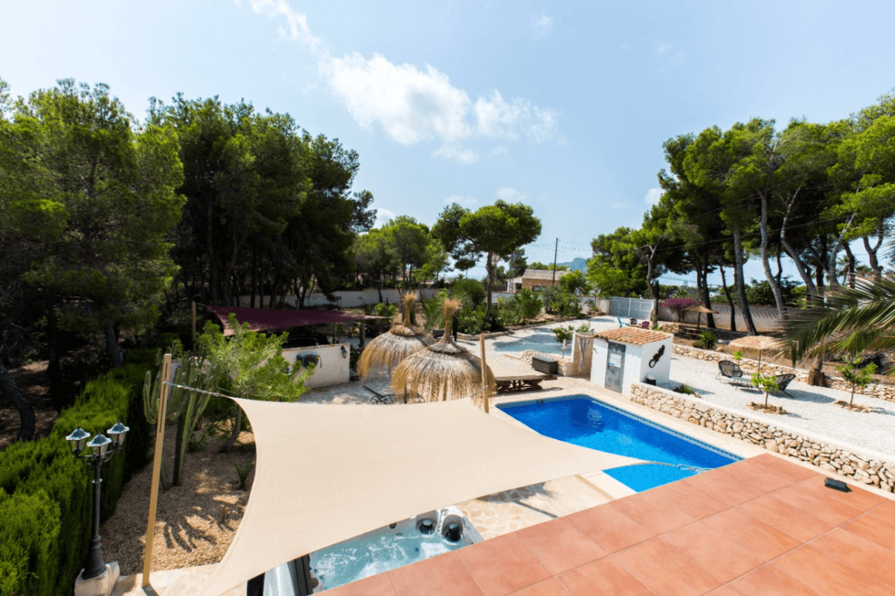 Interessante villa op groot grondstuk te koop in Benissa kust