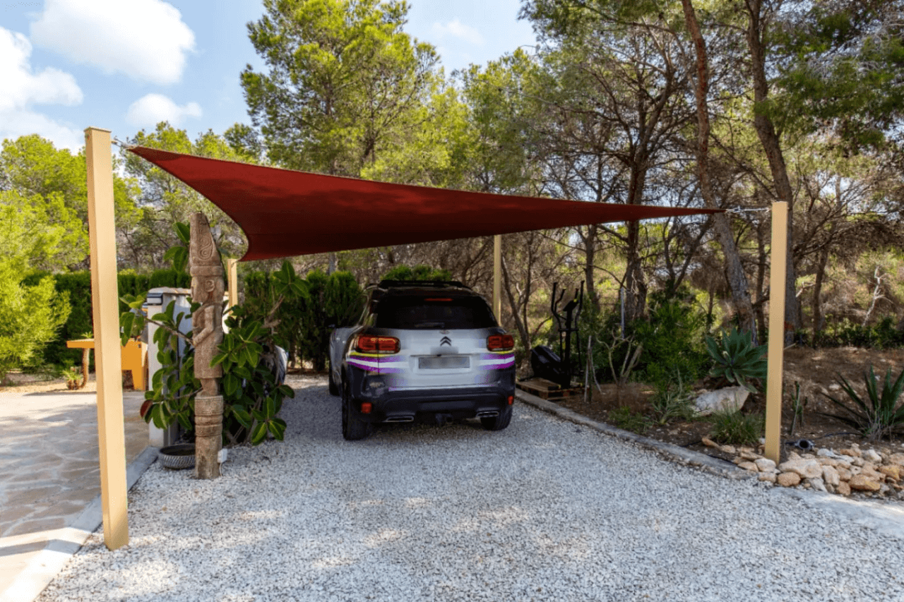 Interessante villa op groot grondstuk te koop in Benissa kust