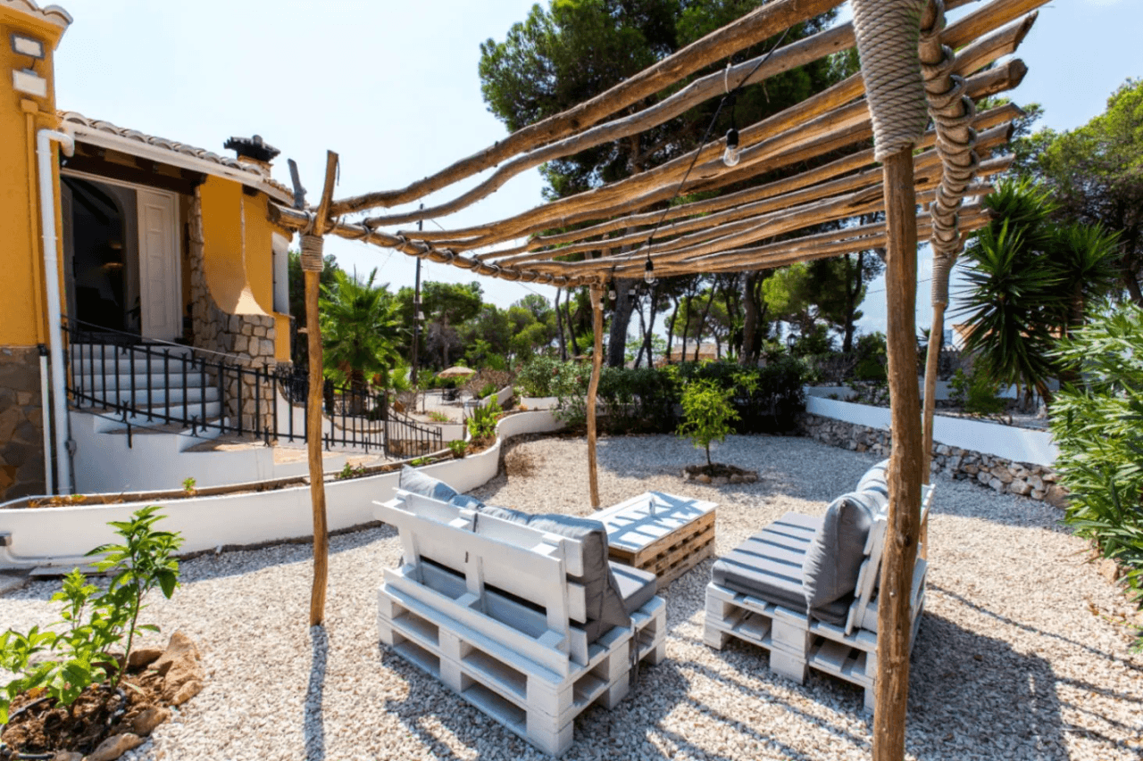 Interessante villa op groot grondstuk te koop in Benissa kust