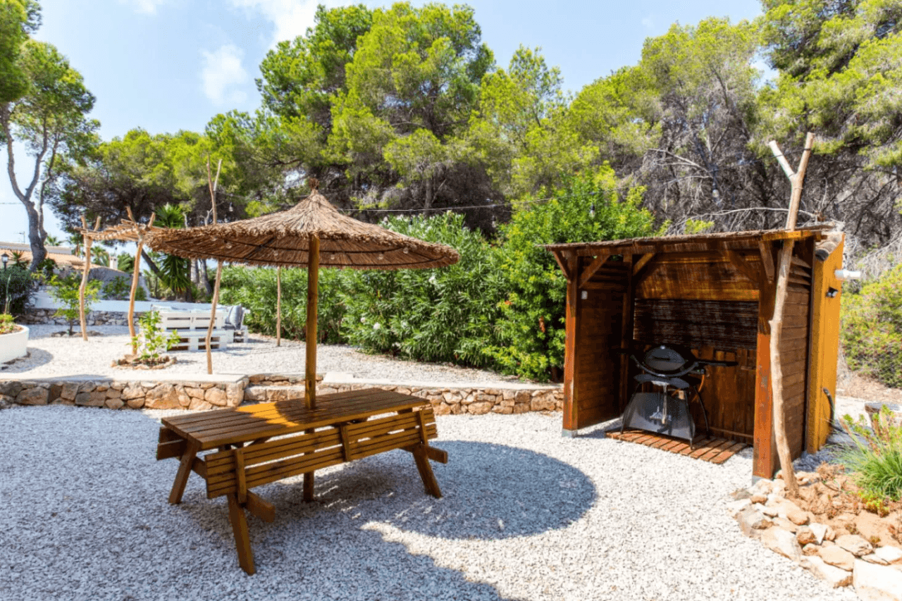 Interessante villa op groot grondstuk te koop in Benissa kust