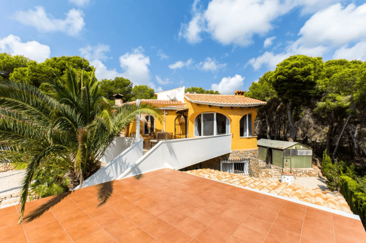 Interessante villa op groot grondstuk te koop in Benissa kust
