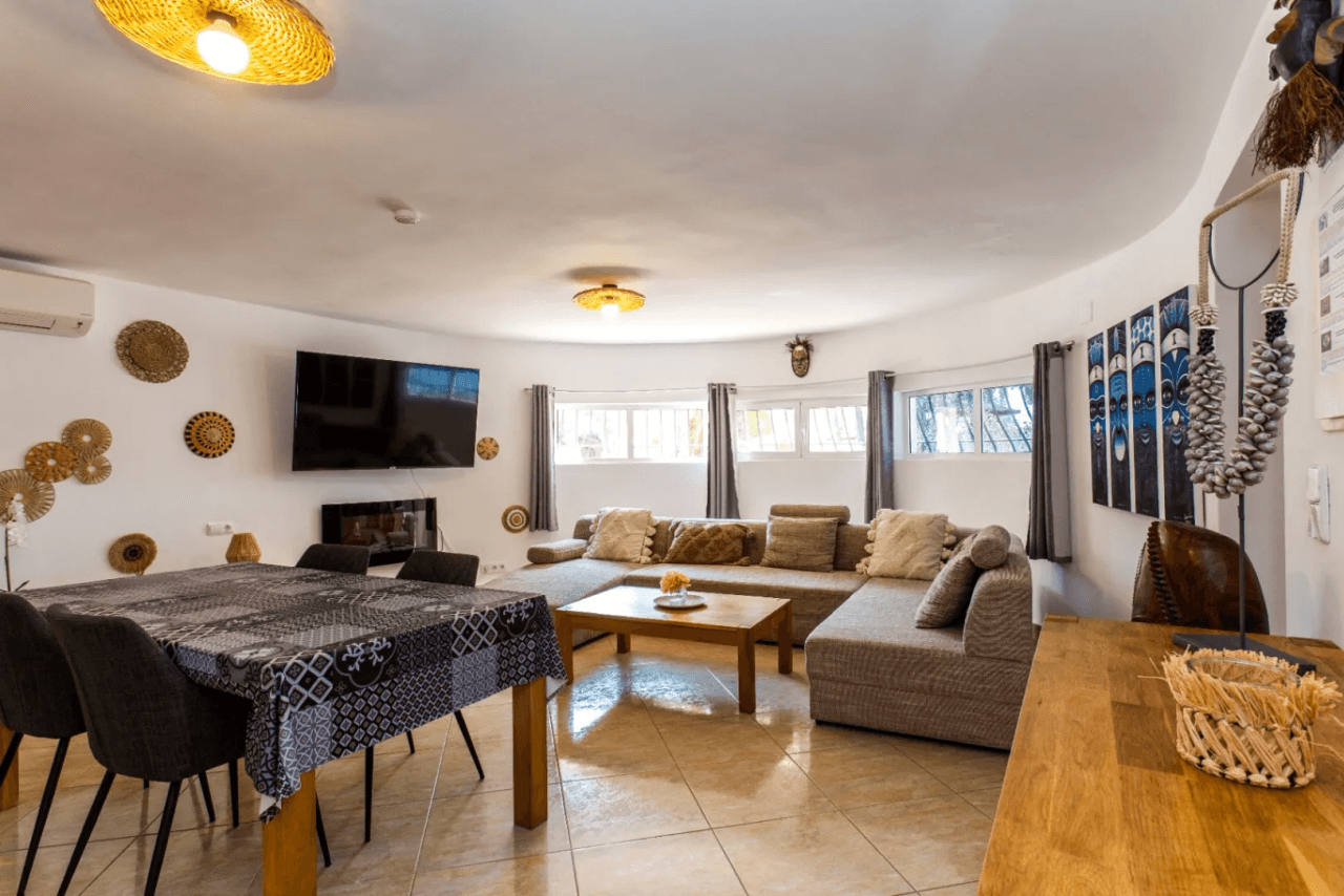 Interessante villa op groot grondstuk te koop in Benissa kust