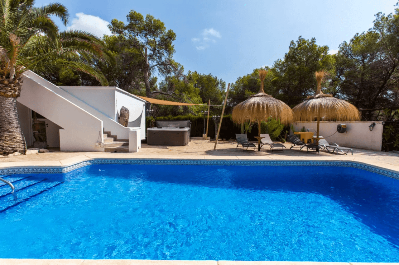 Interessante villa op groot grondstuk te koop in Benissa kust