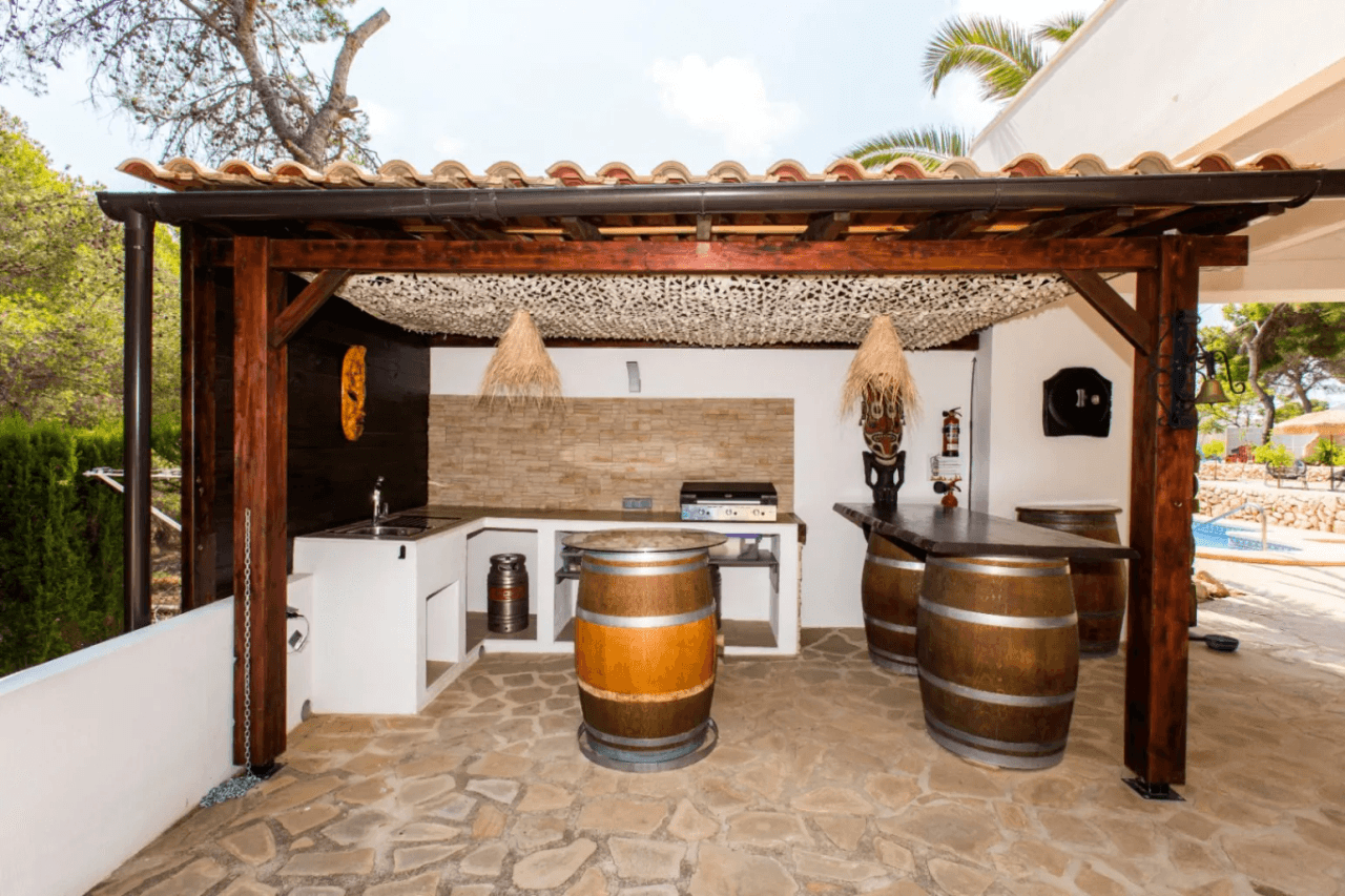 Interessante villa op groot grondstuk te koop in Benissa kust