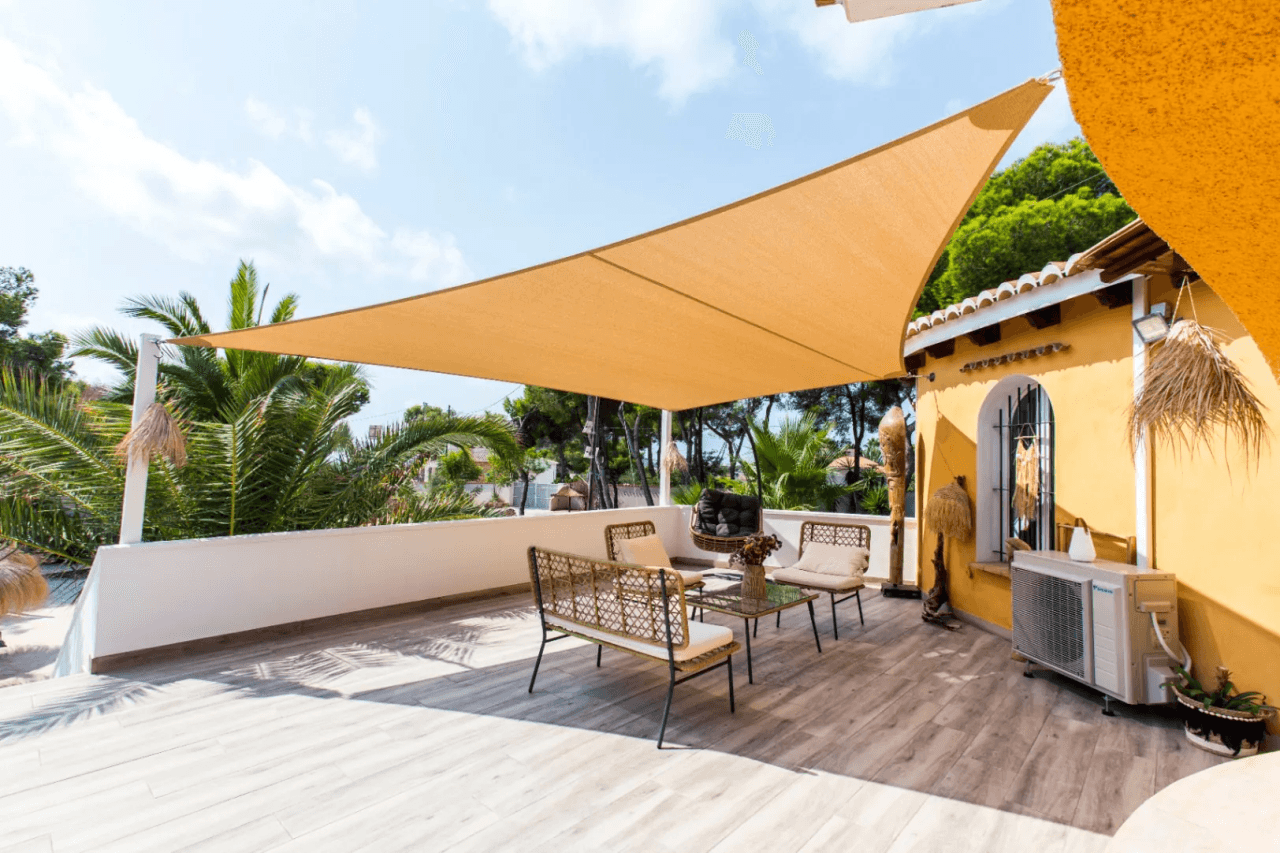 Interessante villa op groot grondstuk te koop in Benissa kust