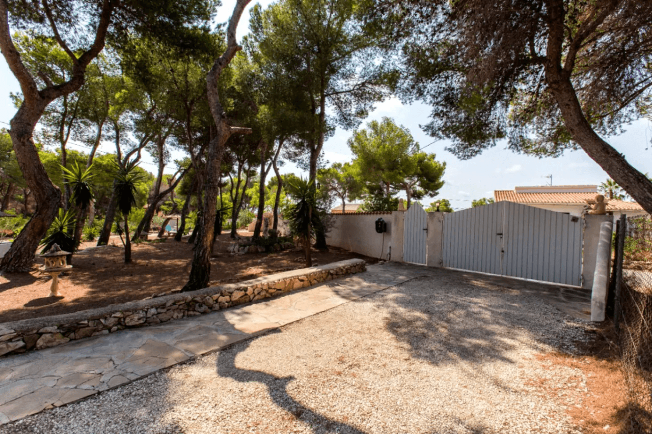 Interessante villa op groot grondstuk te koop in Benissa kust