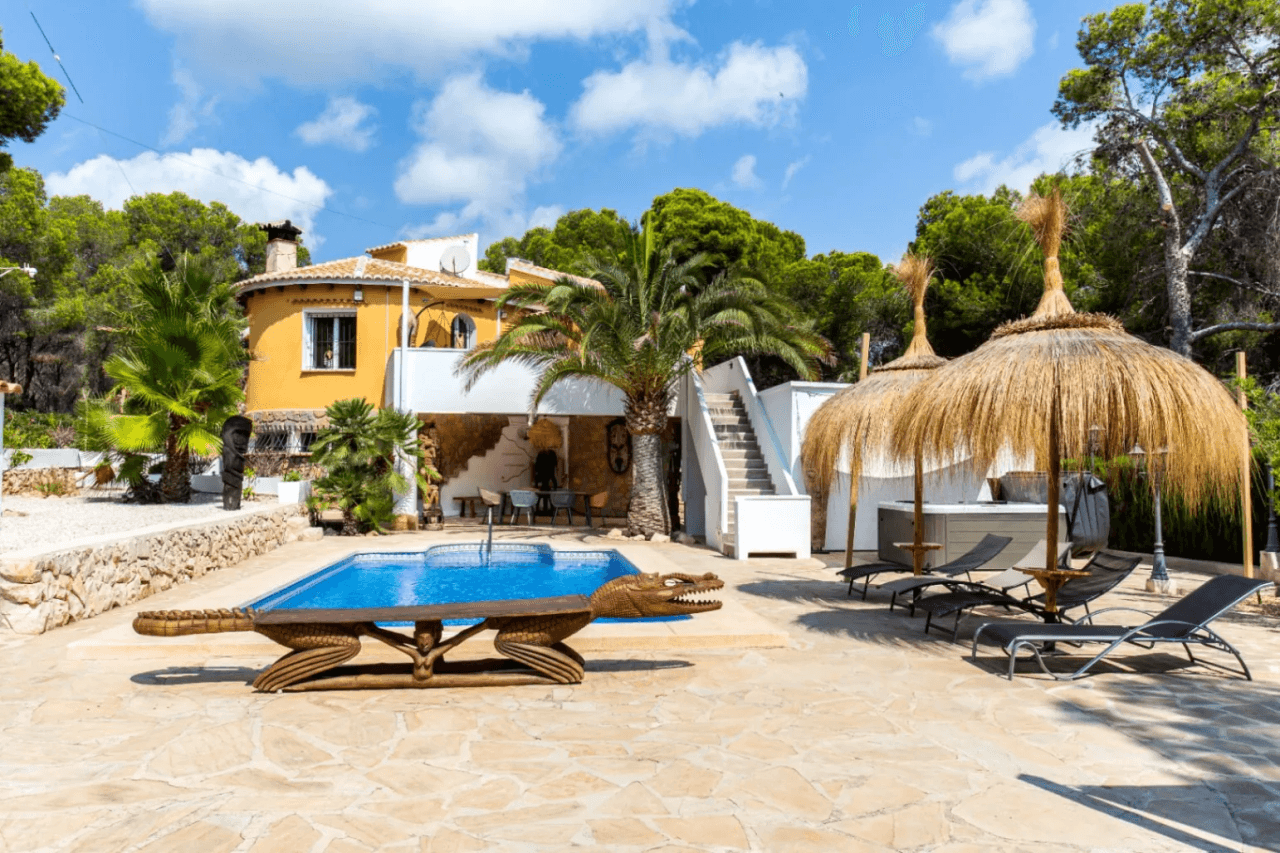 Interessante villa op groot grondstuk te koop in Benissa kust