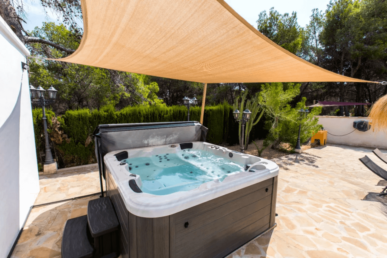 Interessante villa op groot grondstuk te koop in Benissa kust