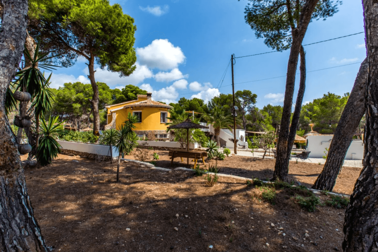 Interessante villa op groot grondstuk te koop in Benissa kust