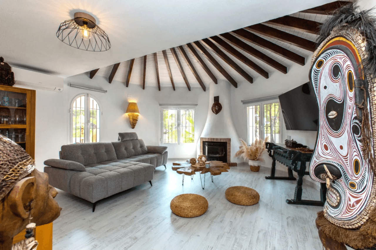 Interessante villa op groot grondstuk te koop in Benissa kust