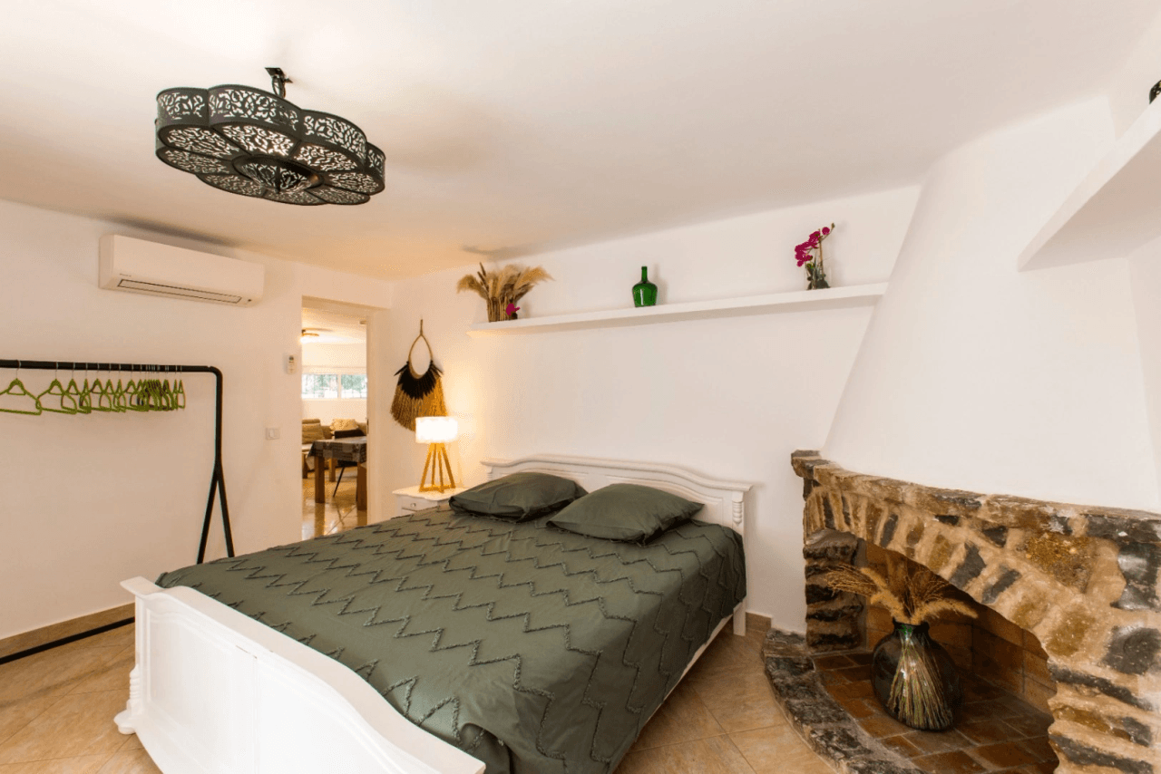 Interessante villa op groot grondstuk te koop in Benissa kust
